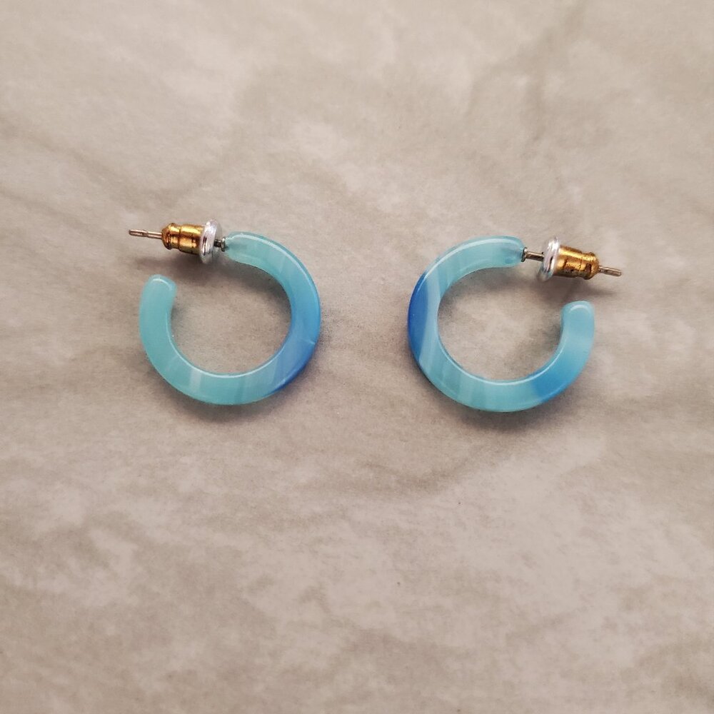 💖 J.Crew Small Lucite Acrylic Hoop Shades of Blue Shell Earrings 💖